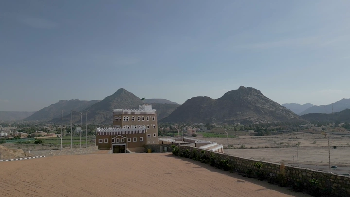 قصر العان التاريخي في نجران، منظر جبلي، لقطة نهارية.