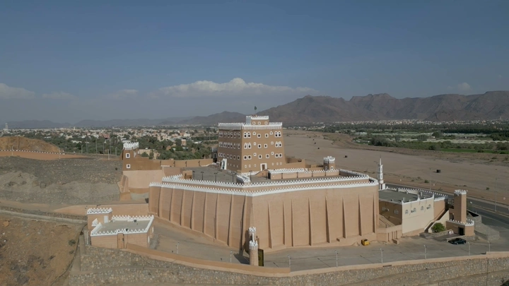 قصر العان التاريخي في نجران، لقطة جوية نهارية.