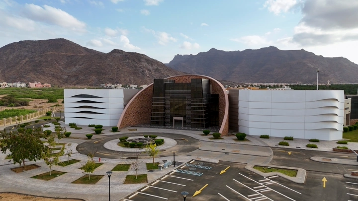 متحف نجران الإقليمي محاط بالجبال، لقطة جوية.