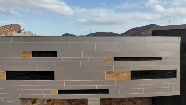 واجهة متحف نجران الإقليمي تحت سماء غائمة، لقطة جوية.