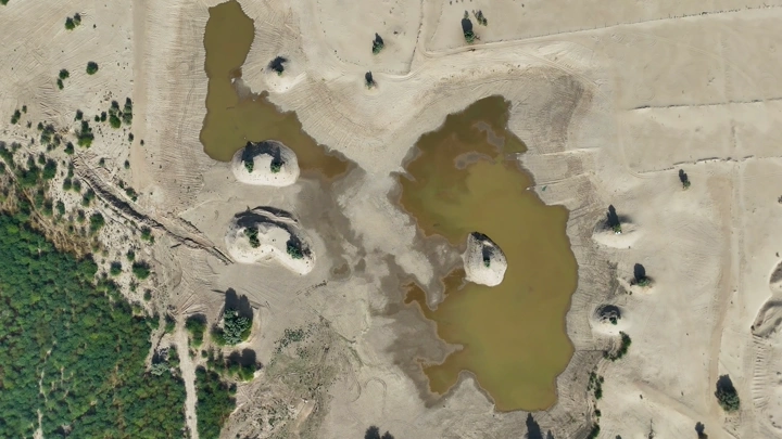 بحيرة نجران من الأعلى في مشهد جوي.