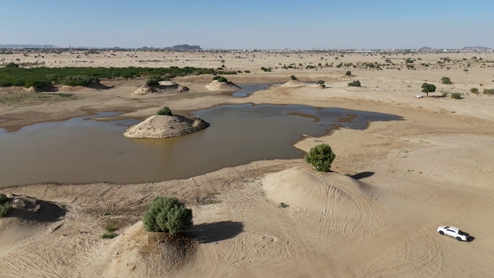 بحيرة صغيرة في صحراء نجران، لقطة جوية.