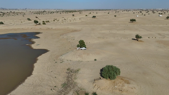 صحراء بجانب بحيرة نجران، لقطة جوية.