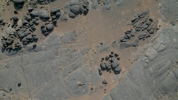 تكوينات صخرية في بئر عسكر نجران، لقطة جوية.