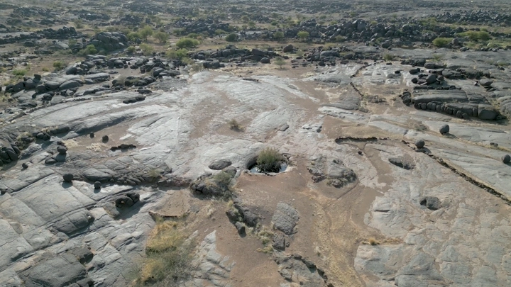 تضاريس صخرية في بئر عسكر نجران، لقطة جوية.