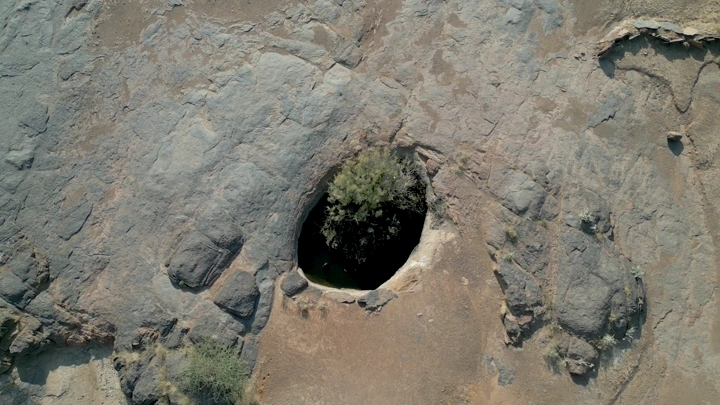 بئر في صحراء نجران، لقطة جوية.