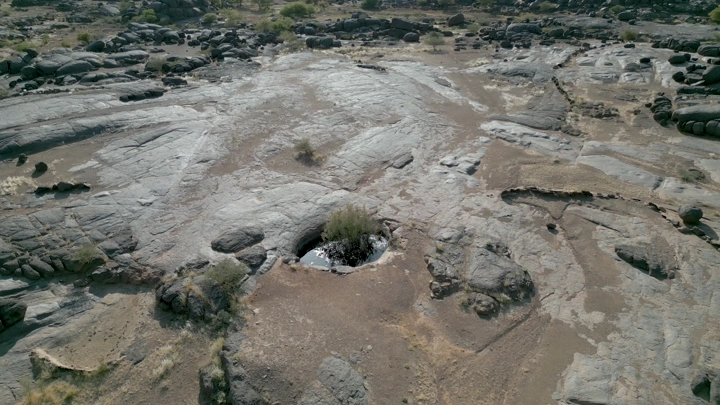 بئر في صحراء نجران، لقطة جوية.