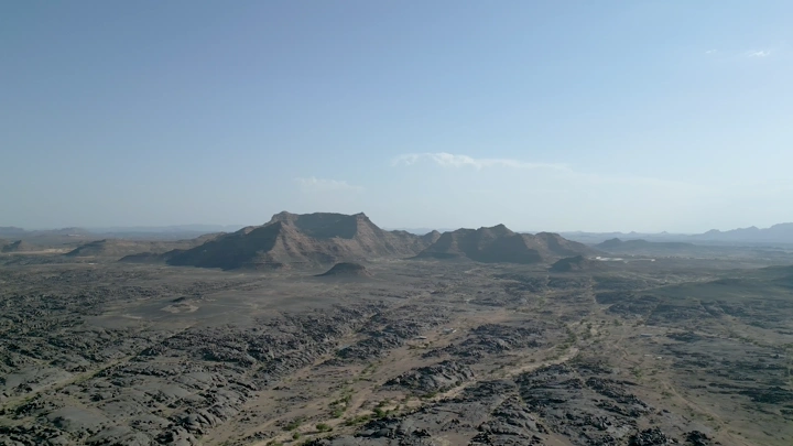منظر جوي للصحراء والجبال في بئر عسكر نجران، لقطة نهارية.