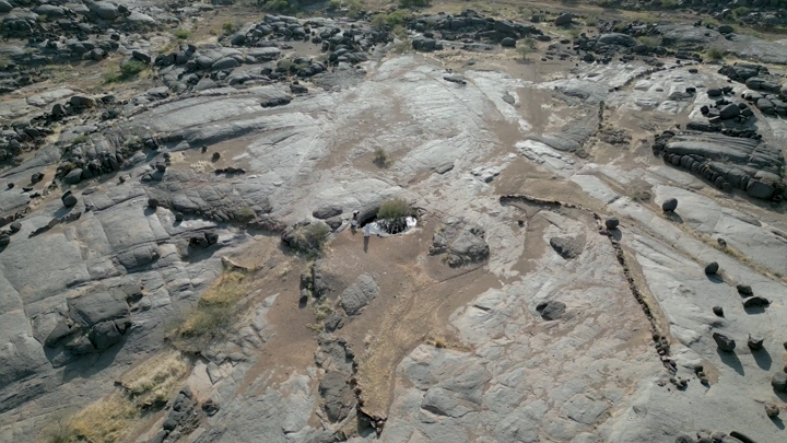 تضاريس صخرية في بئر عسكر نجران، لقطة جوية.