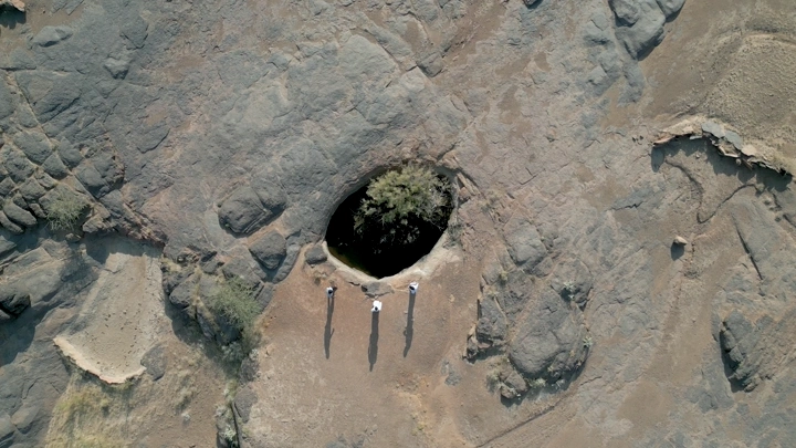 بئر عسكر في نجران، لقطة جوية تُظهر البئر والمنطقة المحيطة.