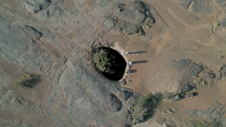 بئر في صحراء نجران، لقطة جوية من الأعلى.