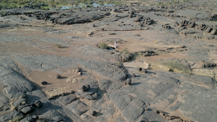 منظر جوي لمنطقة صخرية في بئر عسكر نجران، لقطة جوية.