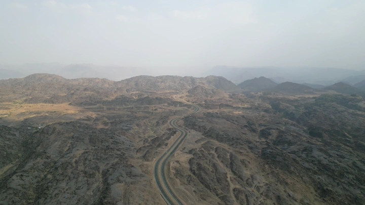 طريق متعرج في جبل مغرة نجران، لقطة جوية.