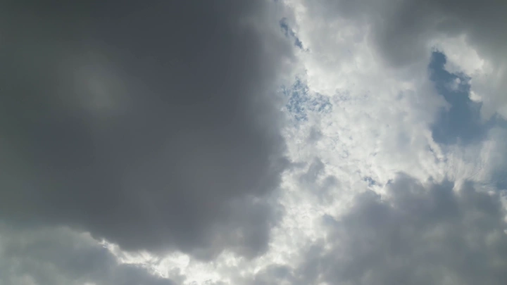 سماء ملبدة بالغيوم فوق جبل مغرة نجران، لقطة علوية.