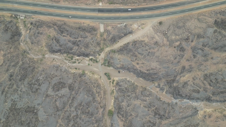 منظر جوي لجبل مغرة نجران والطريق السريع، لقطة جوية .