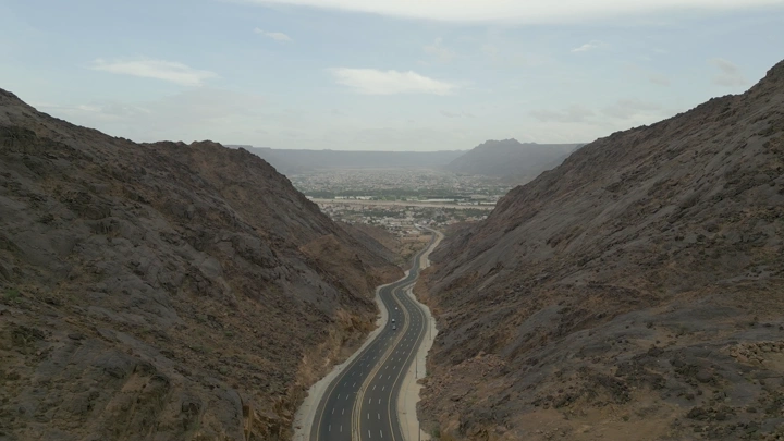 طريق بين جبال مغرة نجران، لقطة جوية.