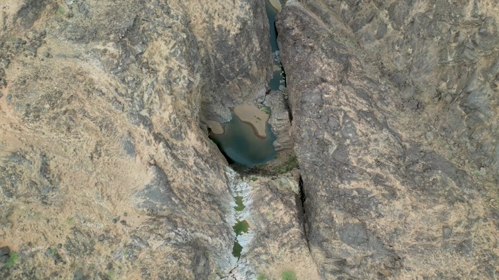 وادي ضيق بين الجبال في نجران، لقطة جوية.