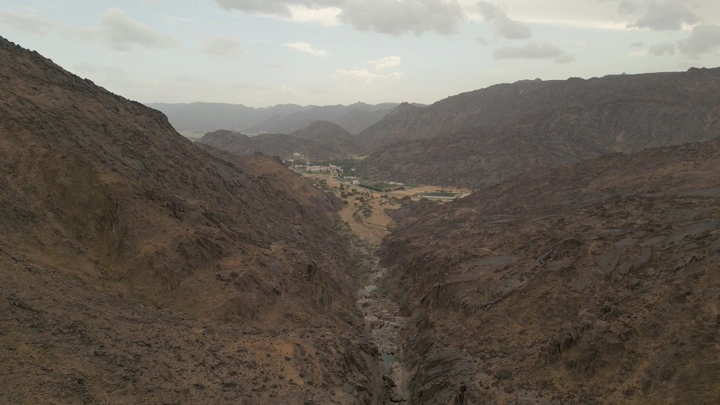 جبل مغرة نجران في يوم غائم، لقطة جوية.