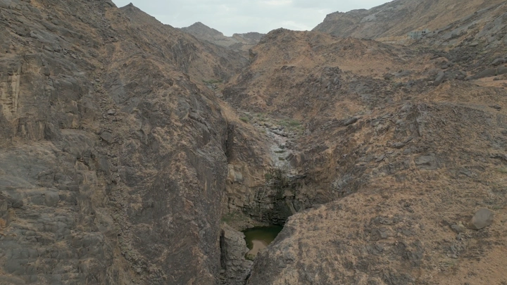 جبل مغرة نجران في السعودية، لقطة جوية تظهر التضاريس الصخرية.
