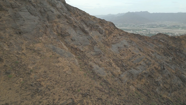 منظر لجبل مغرة في نجران، لقطة جوية.
