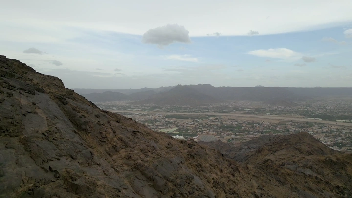 منظر لجبل مغرة في نجران، لقطة بانورامية.