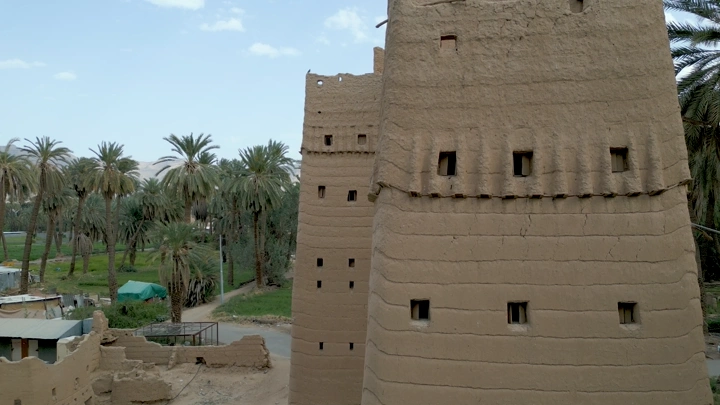 منازل طينية بين نخيل في نجران، لقطة جوية.