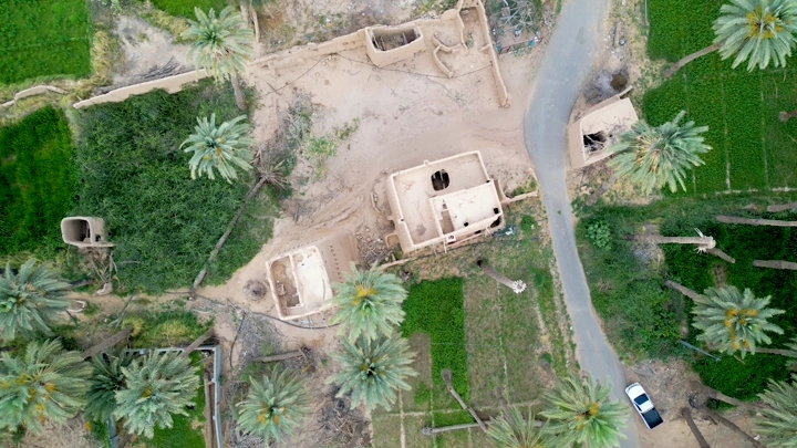 نخيل بين بيوت طين في نجران، لقطة جوية.