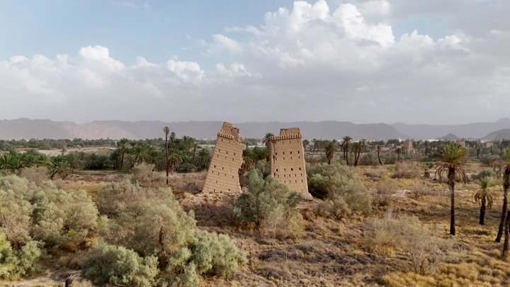 بيوت طينية في نجران وسط الطبيعة، لقطة جوية.