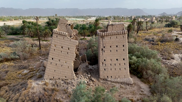 بيوت طينية متهدمة في نجران، لقطة جوية نهارية.