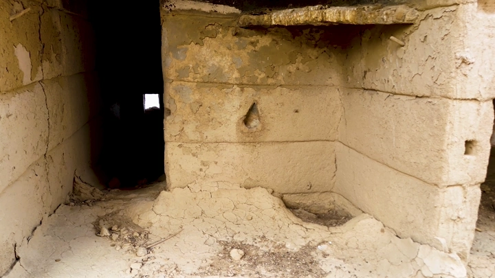 زاوية داخلية لبيت طيني في نجران، لقطة قريبة.