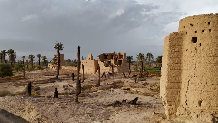 بيوت طينية قديمة في نجران، لقطة نهارية واسعة.