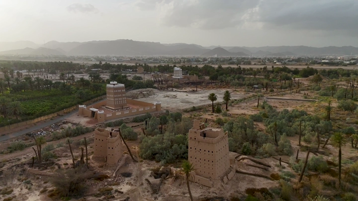 بيوت طينية في نجران، مشهد جوي عند الغروب.