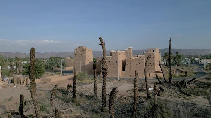 مباني طينية تقليدية في قرية المشكاة نجران، لقطة جوية.