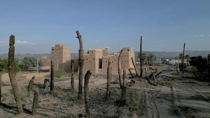 مباني طينية تقليدية في قرية المشكاة بنجران، لقطة نهارية.