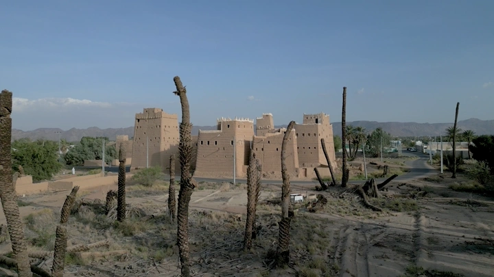 قلعة طينية في قرية المشكاة نجران، لقطة جوية نهارية.