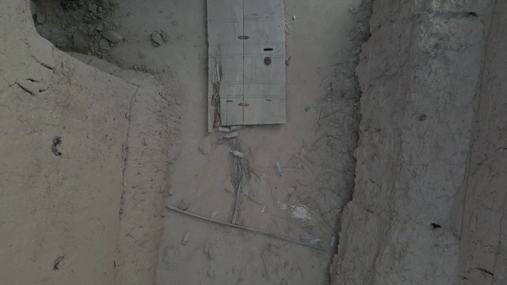 باب خشبي قديم في قرية المشكاة نجران، لقطة جوية.