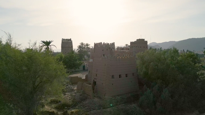 مباني طينية تقليدية في قرية المشكاة نجران، لقطة جوية نهارية.