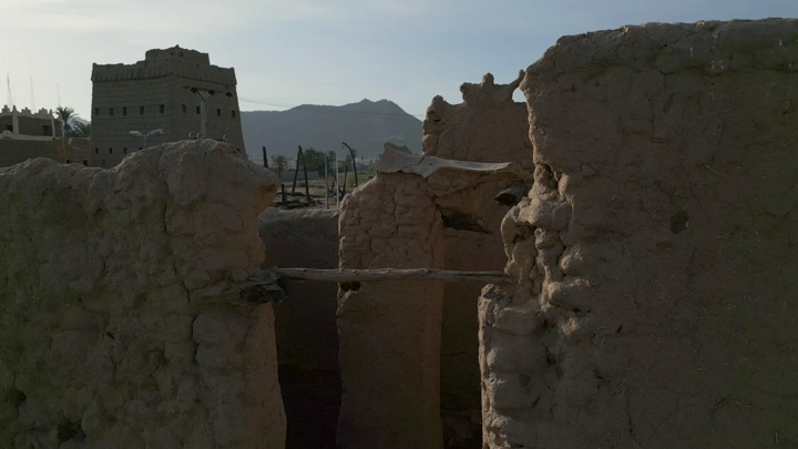 أطلال طينية في قرية المشكاة نجران، تصوير نهاري.