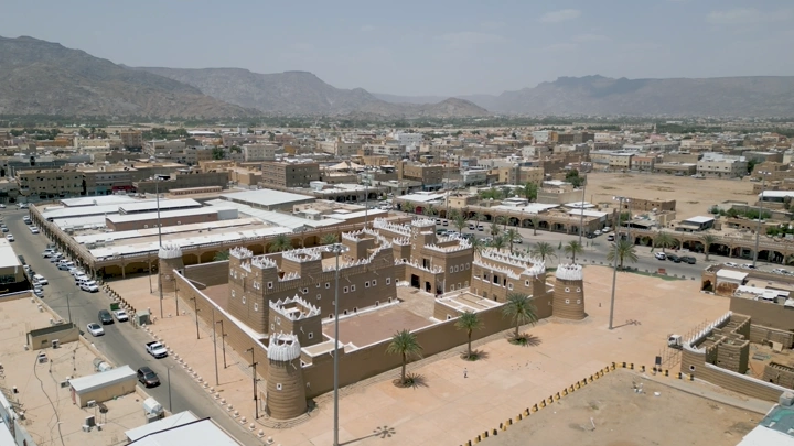 قصر تاريخي في نجران، لقطة جوية نهارية.