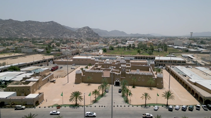 قصر تاريخي في نجران، لقطة جوية نهارية.
