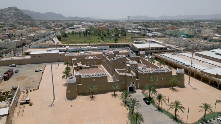 قصر تاريخي في نجران، لقطة جوية نهارية.