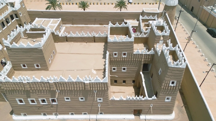 قصر تاريخي في نجران، لقطة جوية توضح تفاصيل البناء.
