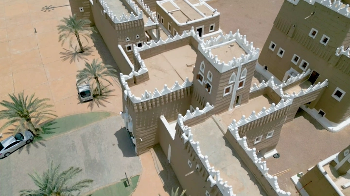 قصر الإمارة التاريخي في نجران، لقطة جوية نهارية.