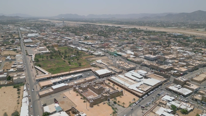 قصر الإمارة التاريخي في نجران، لقطة جوية نهارية.