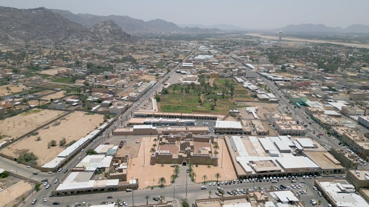 قصر الإمارة التاريخي في نجران، لقطة جوية نهارية.