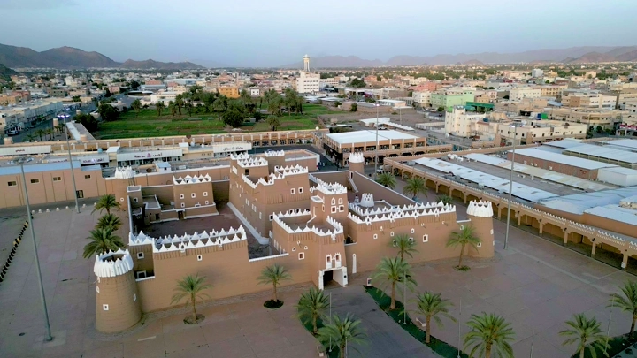قصر الامارة التاريخي في نجران، لقطة جوية في وقت الغروب.