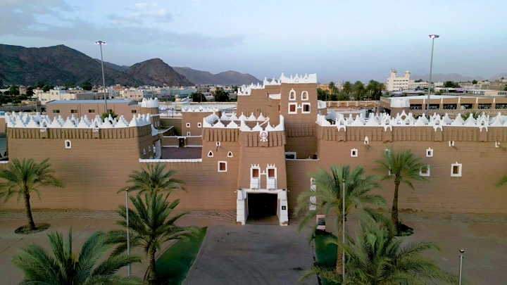 قصر الإمارة التاريخي في نجران، لقطة جوية نهارية.