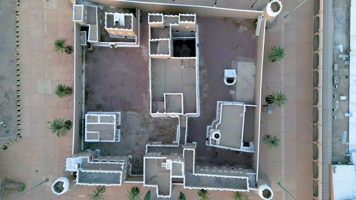 صورة جوية لقصر الإمارة التاريخي في نجران، تُظهر التصميم المعماري التقليدي.