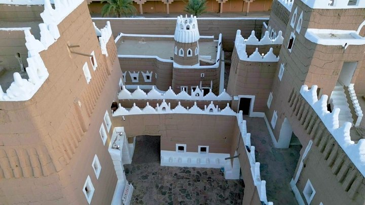 قصر الإمارة التاريخي في نجران، لقطة جوية توضح العمارة التقليدية.