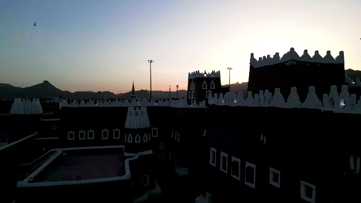 قصر الامارة التاريخي في نجران عند الغروب، لقطة جوية.